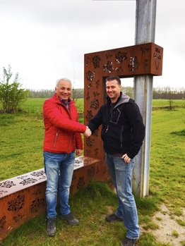 Peter Messerschmidt en Erik Boom ondertekenen overeenkomst